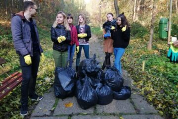 Studenți ai Universității, la curățenie în Parcul Șipote