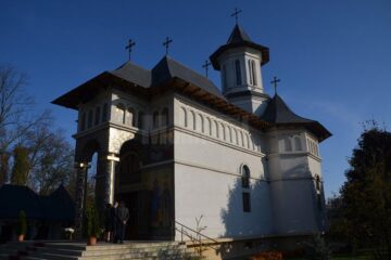 Liturghie arhierească la Biserica „Sfânta Cuvioasă Parascheva“ din Rădăuți