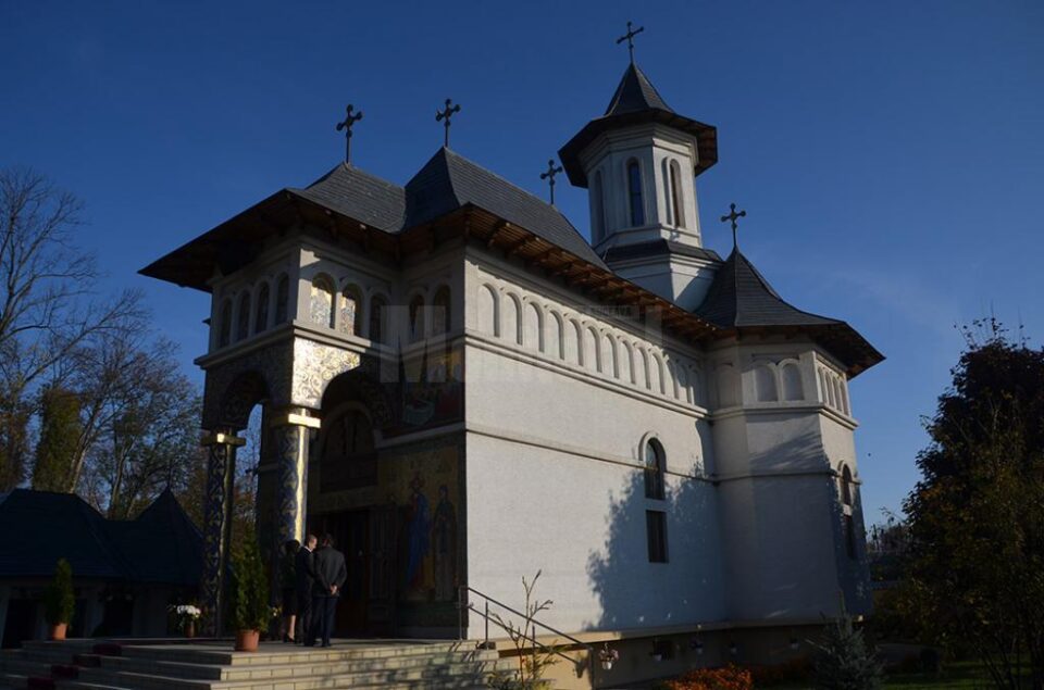 Liturghie arhierească la Biserica „Sfânta Cuvioasă Parascheva“ din Rădăuți