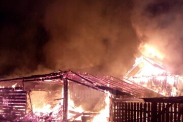 Un puternic incendiu a distrus mare parte dintr-o gospodărie din Vatra Moldoviței