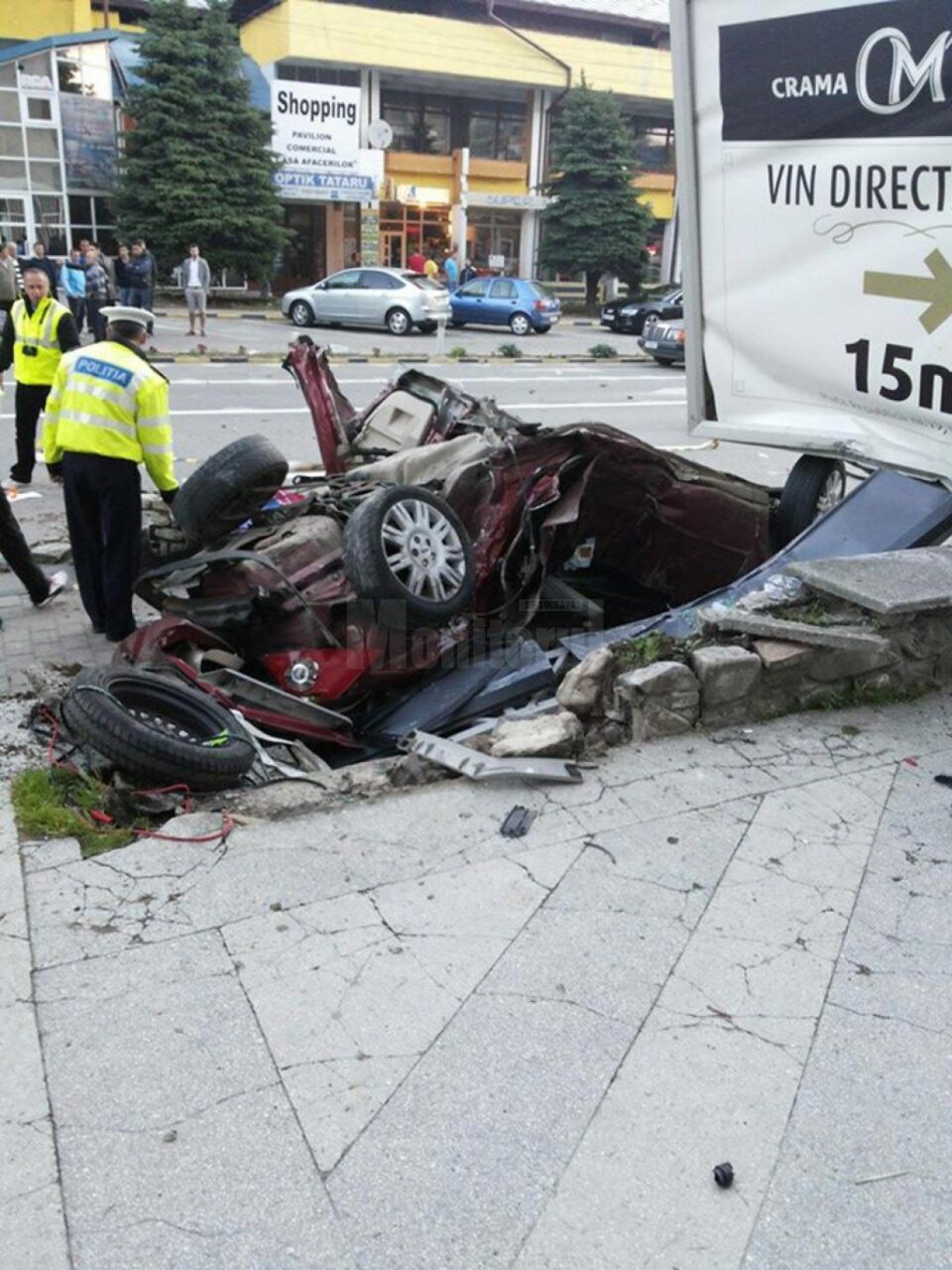 Autoturismul în care se aflau cei doi tineri, distrus 99%