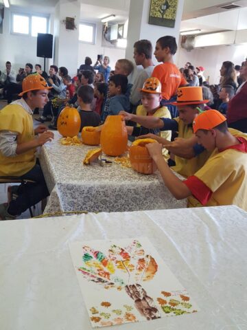 Expoziție cu obiecte confecționate din materiale reciclabile și momente artistice, la Centrul Școlar Gura Humorului