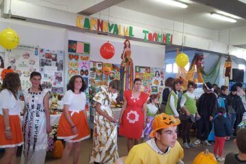 Expoziție cu obiecte confecționate din materiale reciclabile și momente artistice, la Centrul Școlar Gura Humorului