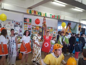 Expoziție cu obiecte confecționate din materiale reciclabile și momente artistice, la Centrul Școlar Gura Humorului