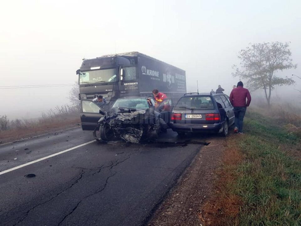 Șoferul a pătruns pe sensul opus încercând să depășească vehiculul greu