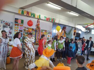 Expoziție cu obiecte confecționate din materiale reciclabile și momente artistice, la Centrul Școlar Gura Humorului