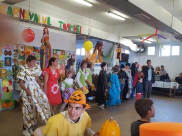 Expoziție cu obiecte confecționate din materiale reciclabile și momente artistice, la Centrul Școlar Gura Humorului