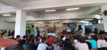 Expoziție cu obiecte confecționate din materiale reciclabile și momente artistice, la Centrul Școlar Gura Humorului