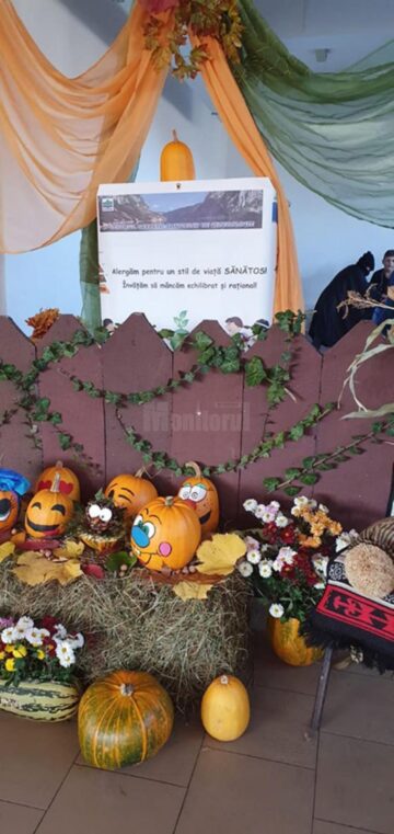 Expoziție cu obiecte confecționate din materiale reciclabile și momente artistice, la Centrul Școlar Gura Humorului