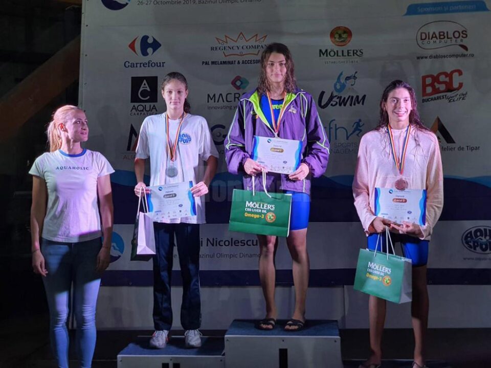 Maria Verciuc a urcat de 3 ori pe locul întâi, fiind premiată de Camelia Potec, președinta Federației Române de Natație Maria Verciuc a urcat de 3 ori pe locul întâi, fiind premiată de Camelia Potec, președinta Federației Române de Natație