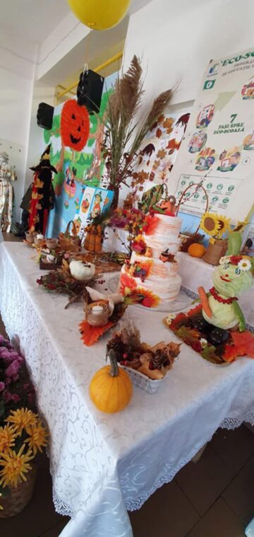 Expoziție cu obiecte confecționate din materiale reciclabile și momente artistice, la Centrul Școlar Gura Humorului