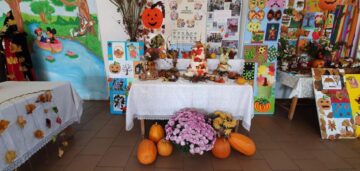 Expoziție cu obiecte confecționate din materiale reciclabile și momente artistice, la Centrul Școlar Gura Humorului