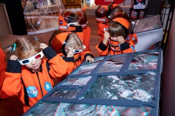Expoziția "First Kids on Mars", la Iulius Mall Suceava