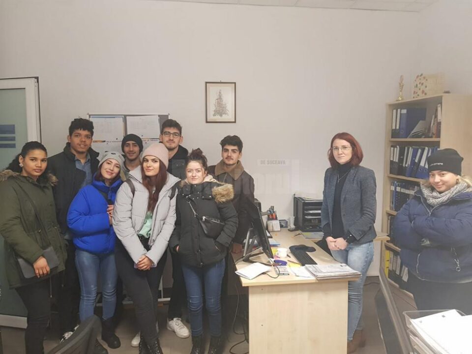 O parte dintre studenții Erasmus+, primind consiliere la biroul specializat