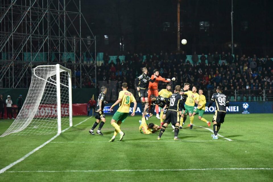 Timp de o oră Foresta a jucat de la egal la egal cu Dinamo. „Câinii” se califică în „sferturi” după victoria cu 4-0 de pe Areni