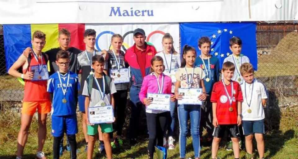 Antrenorul Cristian Prâsneac în mijlocul sportivilor dorneni