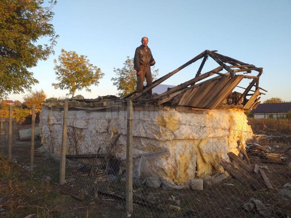 Preotul Vasile Florin Reuț, născut în satul Sf. Ilie, comuna Șcheia, a sprijinit construirea unei case pentru doi bătrâni necăjiți