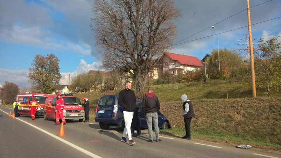 O autoutilitară ISCTR s-a izbit într-un stâlp din beton