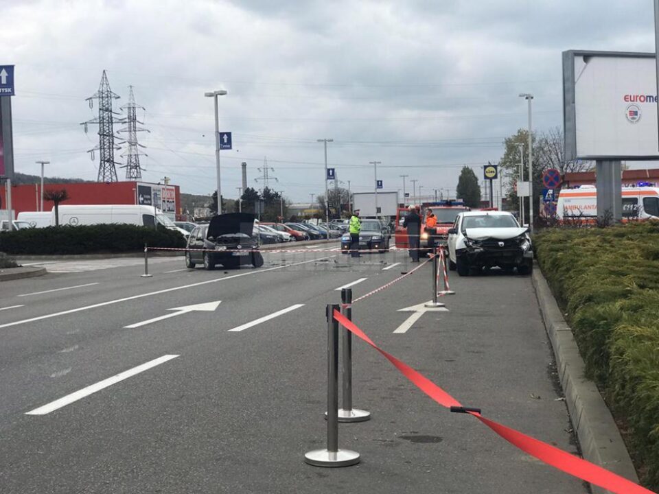 Trei persoane rănite, în urma coliziunii dintre două mașini