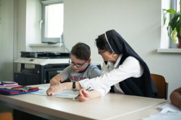 Mâncare și educație zilnic, pentru copiii necăjiți, la Centrul de zi „Maria Wald”, din Rădăuți