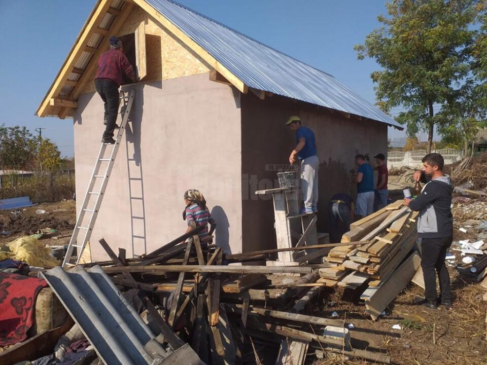 Un preot din Germania, născut în comuna Șcheia, a sprijinit construirea unei case pentru doi bătrâni necăjiți din județul Iași