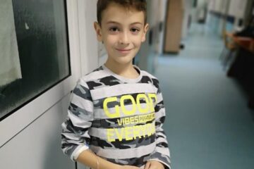 Un copil în vârstă de 8 ani a fost diagnosticat recent cu leucemie