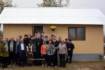 Preotul Vasile Florin Reuț, născut în satul Sf. Ilie, comuna Șcheia, a sprijinit construirea unei case pentru doi bătrâni necăjiți