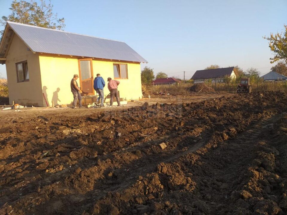 Un preot din Germania, născut în comuna Șcheia, a sprijinit construirea unei case pentru doi bătrâni necăjiți din județul Iași