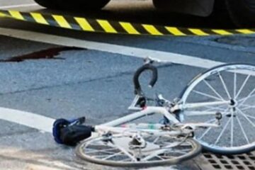 Un biciclist a ajuns în comă la spital, după ce a fost acroșat de o semiremorcă. Foto: puterea.ro