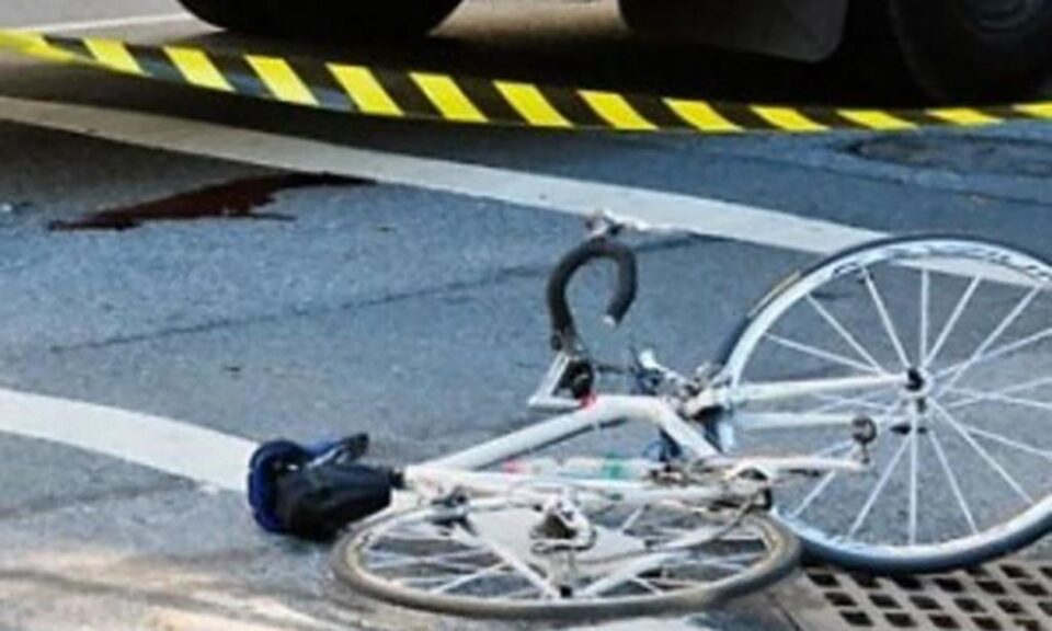 Un biciclist a ajuns în comă la spital, după ce a fost acroșat de o semiremorcă. Foto: puterea.ro