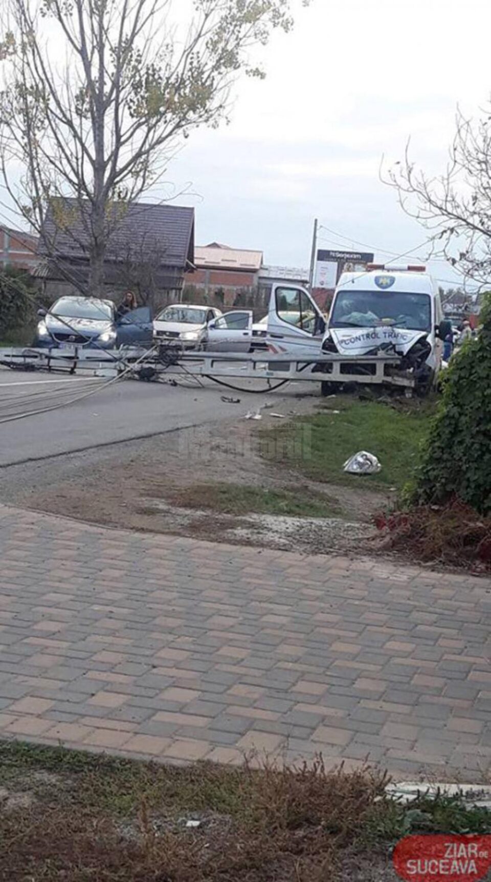 O autoutilitară ISCTR s-a izbit într-un stâlp din beton O autoutilitară ISCTR s-a izbit într-un stâlp din beton