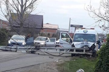 O autoutilitară ISCTR s-a izbit într-un stâlp din beton