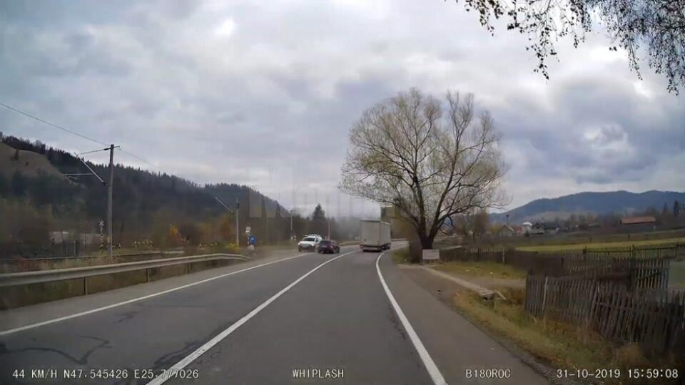 Șoferul pericol public intră în depășire pe linia continuă, într-o curbă strânsă la dreapta, în care nu avea nici o urmă de vizibilitate