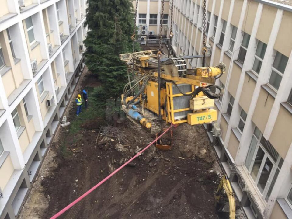 Amplasarea utilajului în curtea interioară Foto: Facebook Damifor Tehnic