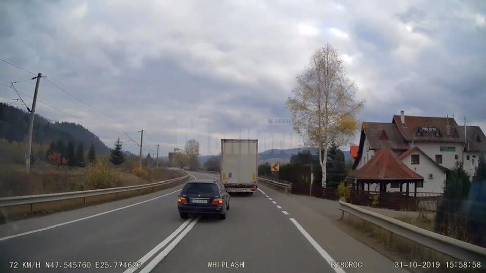 Șoferul pericol public intră în depășire pe linia continuă, într-o curbă strânsă la dreapta, în care nu avea nici o urmă de vizibilitate