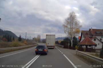 Șoferul pericol public intră în depășire pe linia continuă, într-o curbă strânsă la dreapta, în care nu avea nici o urmă de vizibilitate