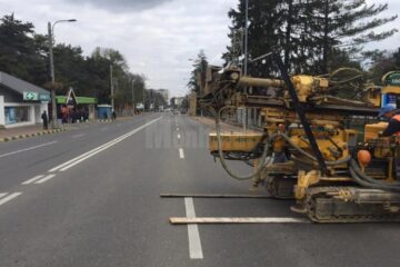 Amplasarea utilajului în curtea interioară Foto: Facebook Damifor Tehnic