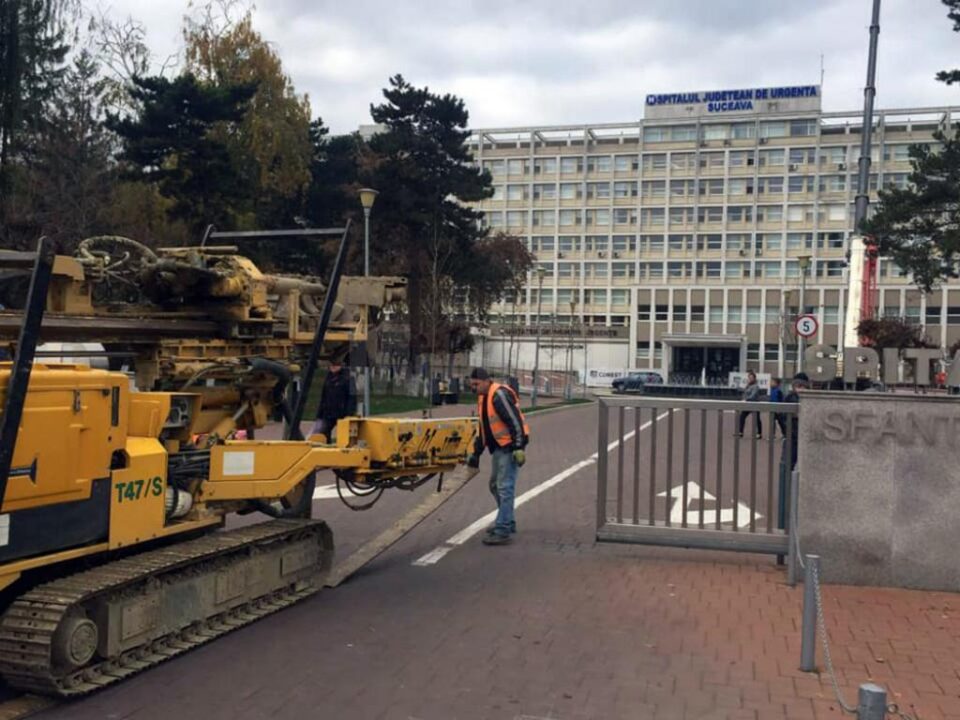 Amplasarea utilajului în curtea interioară Foto: Facebook Damifor Tehnic