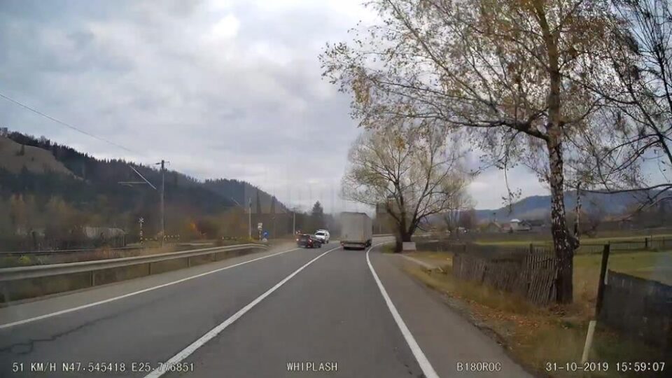 Șoferul pericol public intră în depășire pe linia continuă, într-o curbă strânsă la dreapta, în care nu avea nici o urmă de vizibilitate