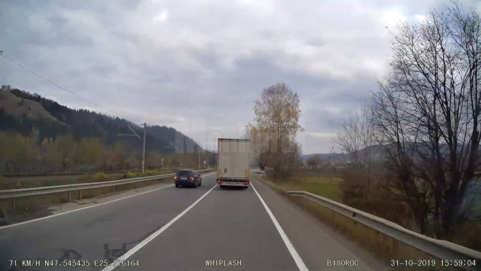 Șoferul pericol public intră în depășire pe linia continuă, într-o curbă strânsă la dreapta, în care nu avea nici o urmă de vizibilitate