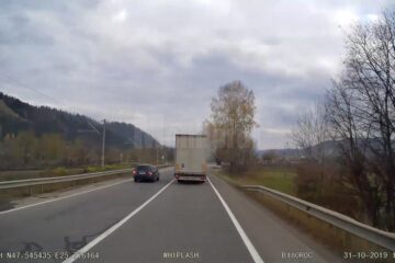 Șoferul pericol public intră în depășire pe linia continuă, într-o curbă strânsă la dreapta, în care nu avea nici o urmă de vizibilitate