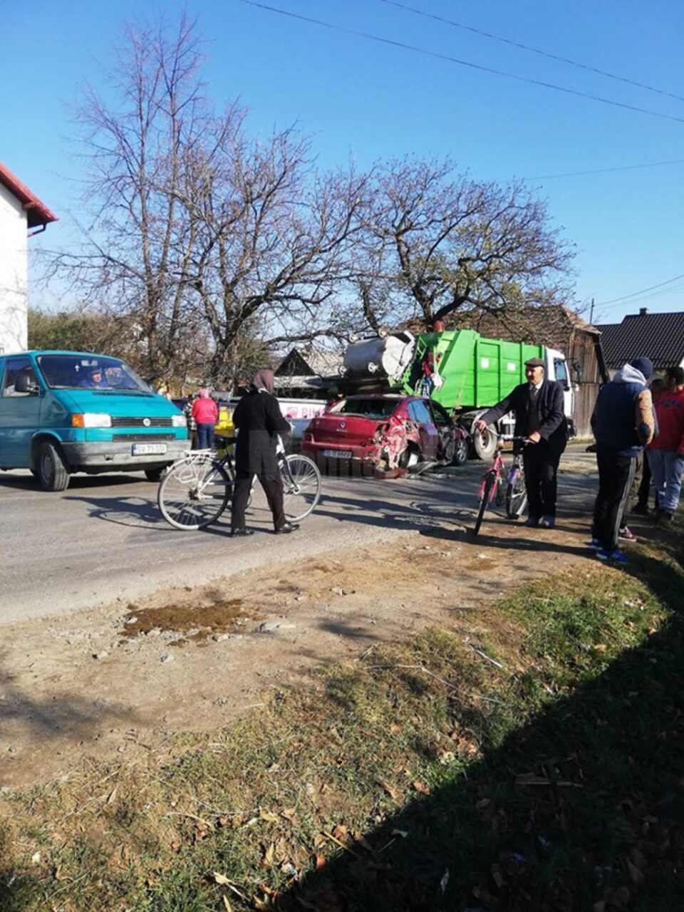 Beat la volan, a depășit aiurea și a intrat într-o autogunoieră