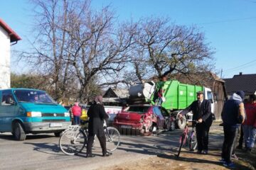 Beat la volan, a depășit aiurea și a intrat într-o autogunoieră