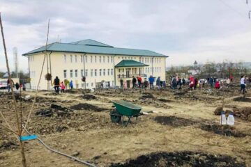 Copiii de la Școala Primară „Sf. Ioan cel Nou de la Suceava” au înființat livada școlii