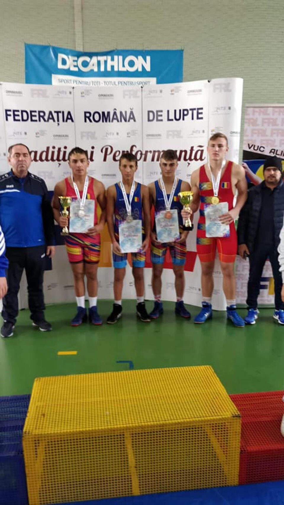 Antrenorii Valerică Gherasim și Andrei Bolohan, alături de elevii lor, medaliați la Cupa României Antrenorii Valerică Gherasim și Andrei Bolohan, alături de elevii lor, medaliați la Cupa României