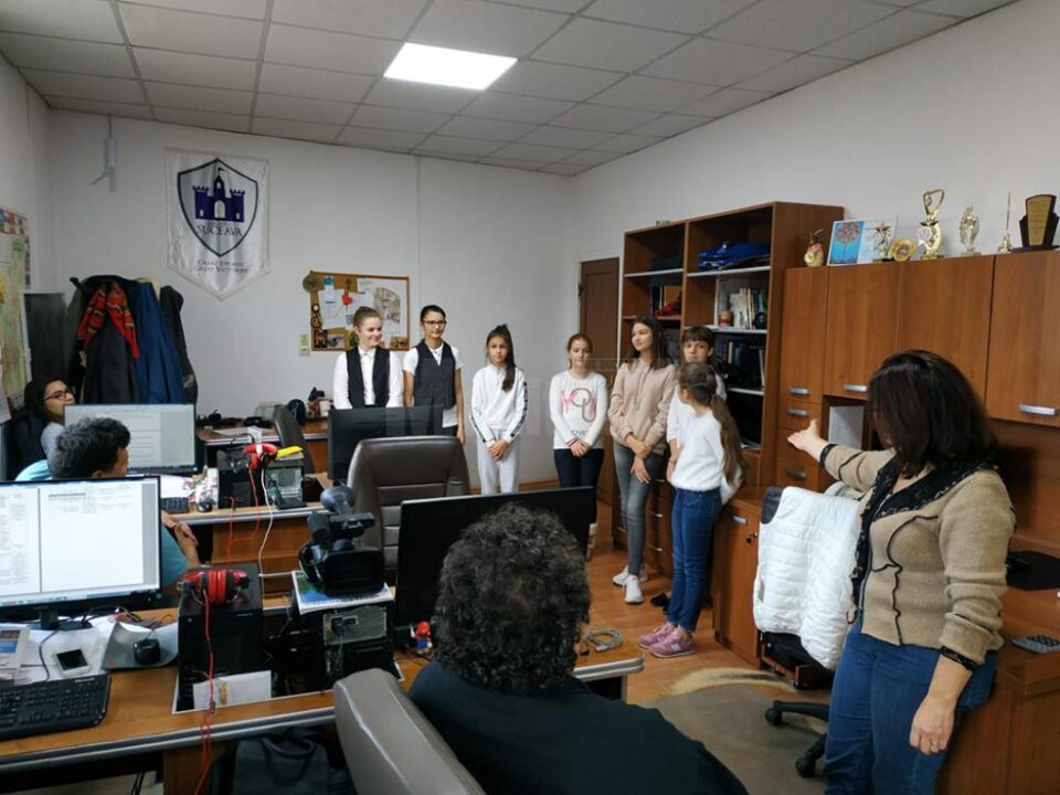 Elevele au fost interesate de modul în care decurge ziua de muncă a unui gazetar