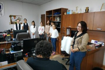 Elevele au fost interesate de modul în care decurge ziua de muncă a unui gazetar