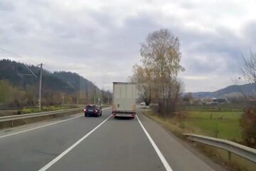Șoferul a intrat în depășire pe linia continuă, într-o curbă strânsă la dreapta