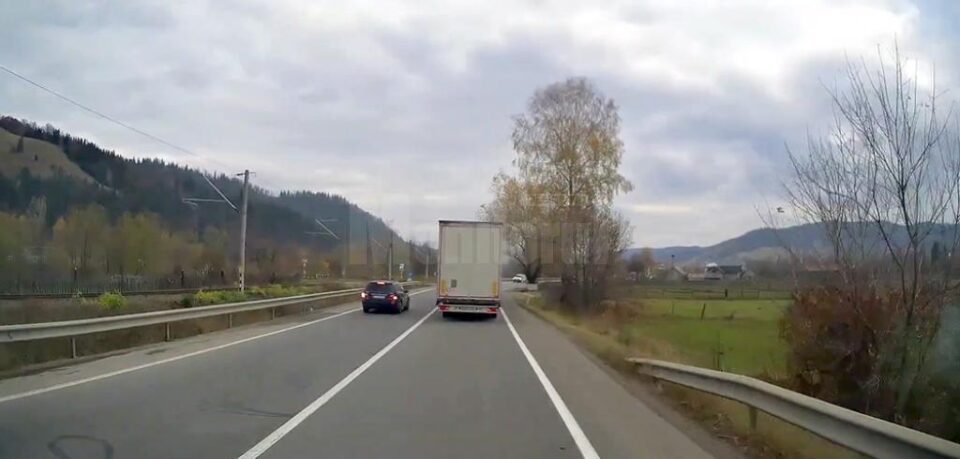 Șoferul a intrat în depășire pe linia continuă, într-o curbă strânsă la dreapta