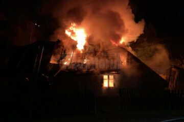 Flacarile au cuprins intreaga constructie, o casa veche in care nu se afla nimeni in momentul izbucnirii incendiului